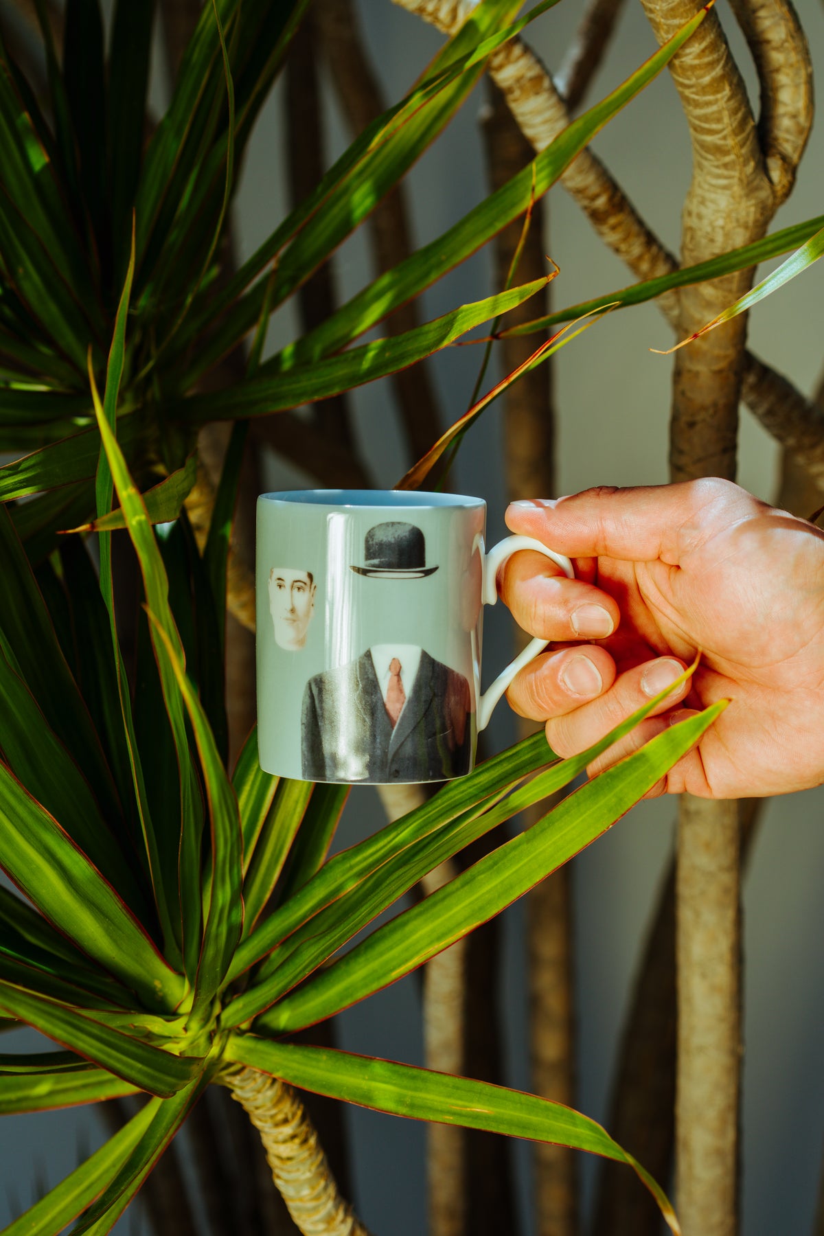 MAGRITTE PORCELAIN MUG LE PÈLERIN BLUE