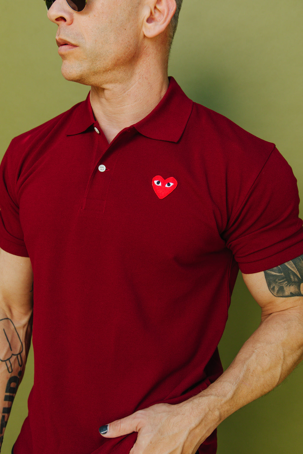 COMME des GARÇONS PLAY RED HEART ON MAROON POLO